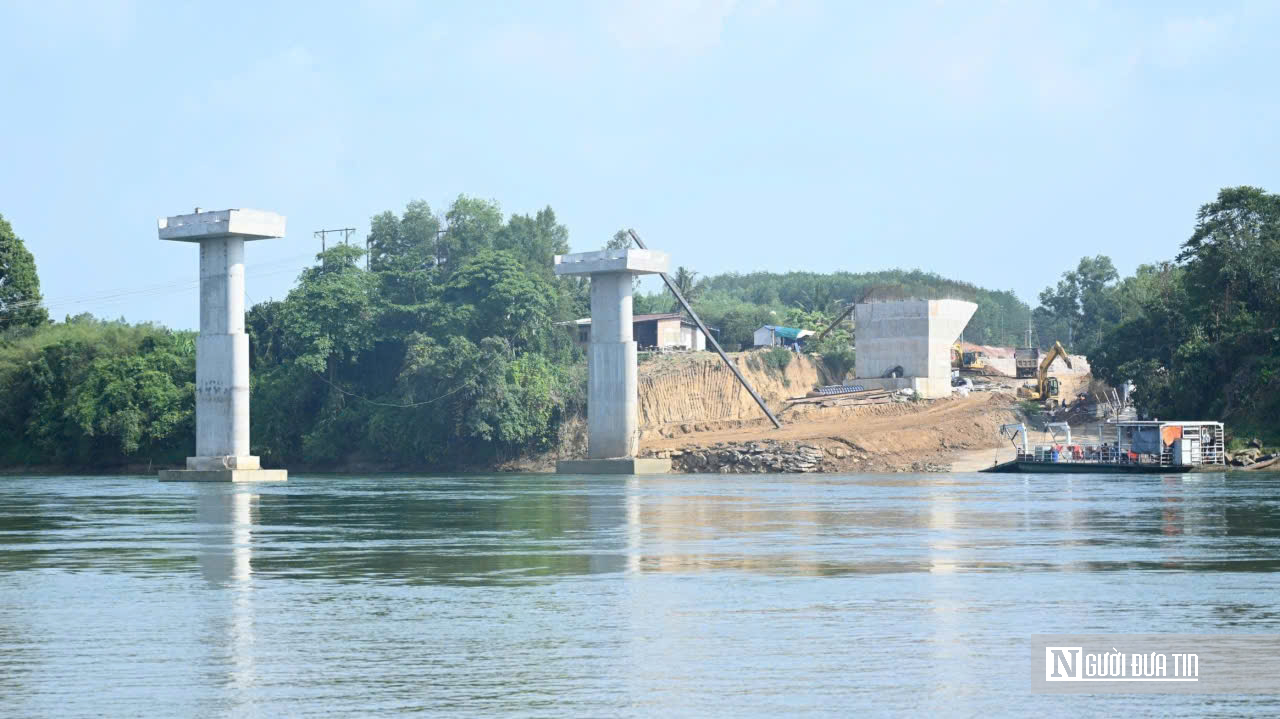 Cầu Hiếu Liêm tăng tốc về đích: Công trường rộn ràng, quyết tâm thông xe đúng hẹn- Ảnh 12. Cầu Hiếu Liêm tăng tốc về đích: Công trường rộn ràng, quyết tâm thông xe đúng hẹn- Ảnh 12.