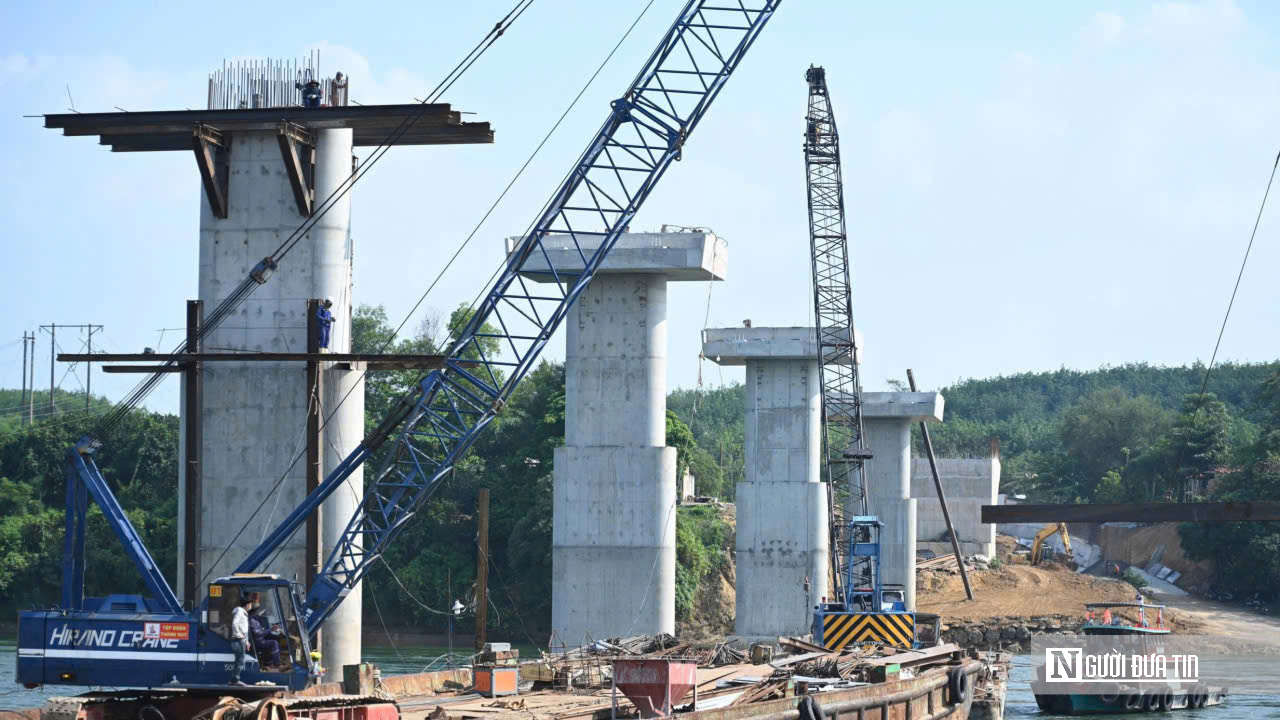 Cầu Hiếu Liêm tăng tốc về đích: Công trường rộn ràng, quyết tâm thông xe đúng hẹn- Ảnh 13. Cầu Hiếu Liêm tăng tốc về đích: Công trường rộn ràng, quyết tâm thông xe đúng hẹn- Ảnh 13.