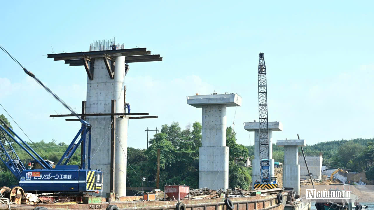 Cầu Hiếu Liêm tăng tốc về đích: Công trường rộn ràng, quyết tâm thông xe đúng hẹn- Ảnh 14. Cầu Hiếu Liêm tăng tốc về đích: Công trường rộn ràng, quyết tâm thông xe đúng hẹn- Ảnh 14.