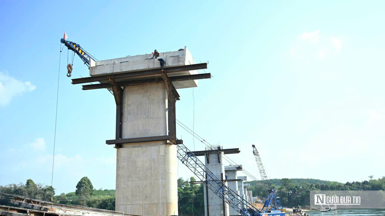 Cầu Hiếu Liêm tăng tốc về đích: Công trường rộn ràng, quyết tâm thông xe đúng hẹn- Ảnh 15. Cầu Hiếu Liêm tăng tốc về đích: Công trường rộn ràng, quyết tâm thông xe đúng hẹn- Ảnh 15.