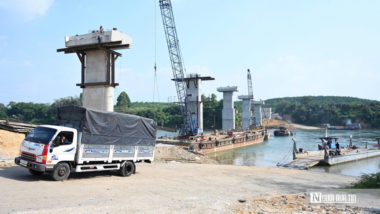 Cầu Hiếu Liêm tăng tốc về đích: Công trường rộn ràng, quyết tâm thông xe đúng hẹn- Ảnh 16. Cầu Hiếu Liêm tăng tốc về đích: Công trường rộn ràng, quyết tâm thông xe đúng hẹn- Ảnh 16.