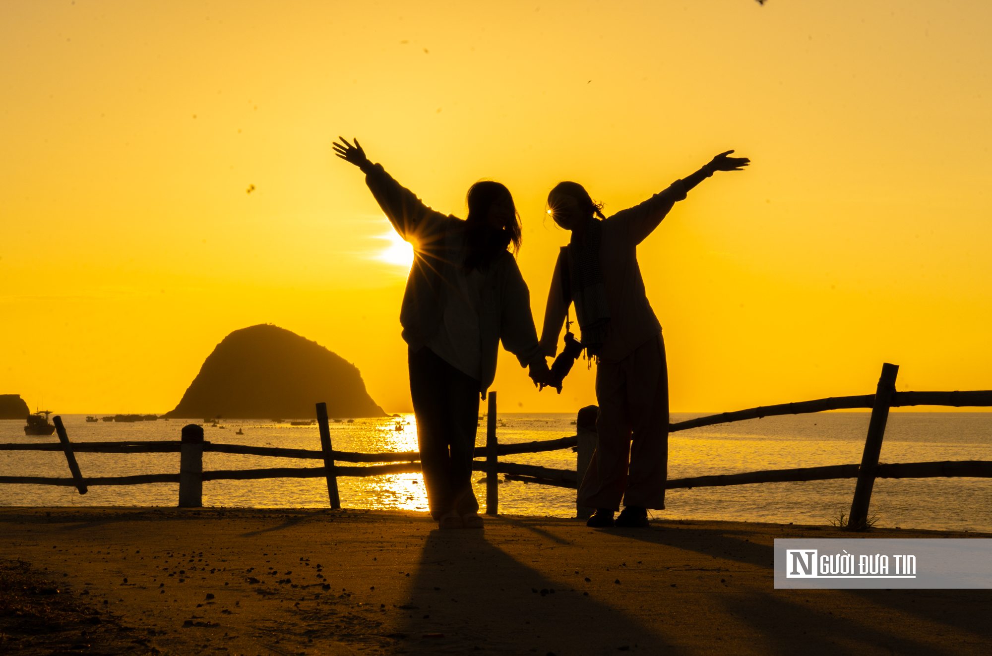 Du kh&aacute;ch &ugrave;n &ugrave;n đến check-in cung đường ven biển như tranh vẽ ở Đắk Lắk- Ảnh 14.