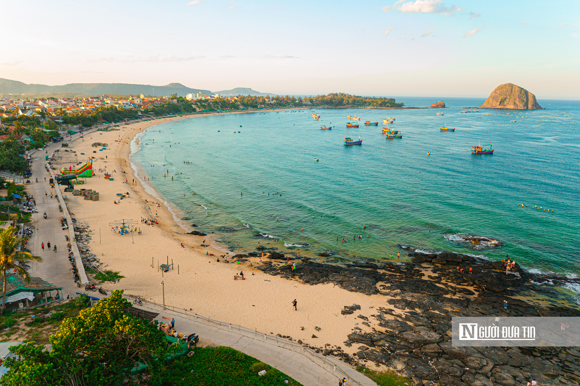 Du kh&aacute;ch &ugrave;n &ugrave;n đến check-in cung đường ven biển như tranh vẽ ở Đắk Lắk- Ảnh 2.