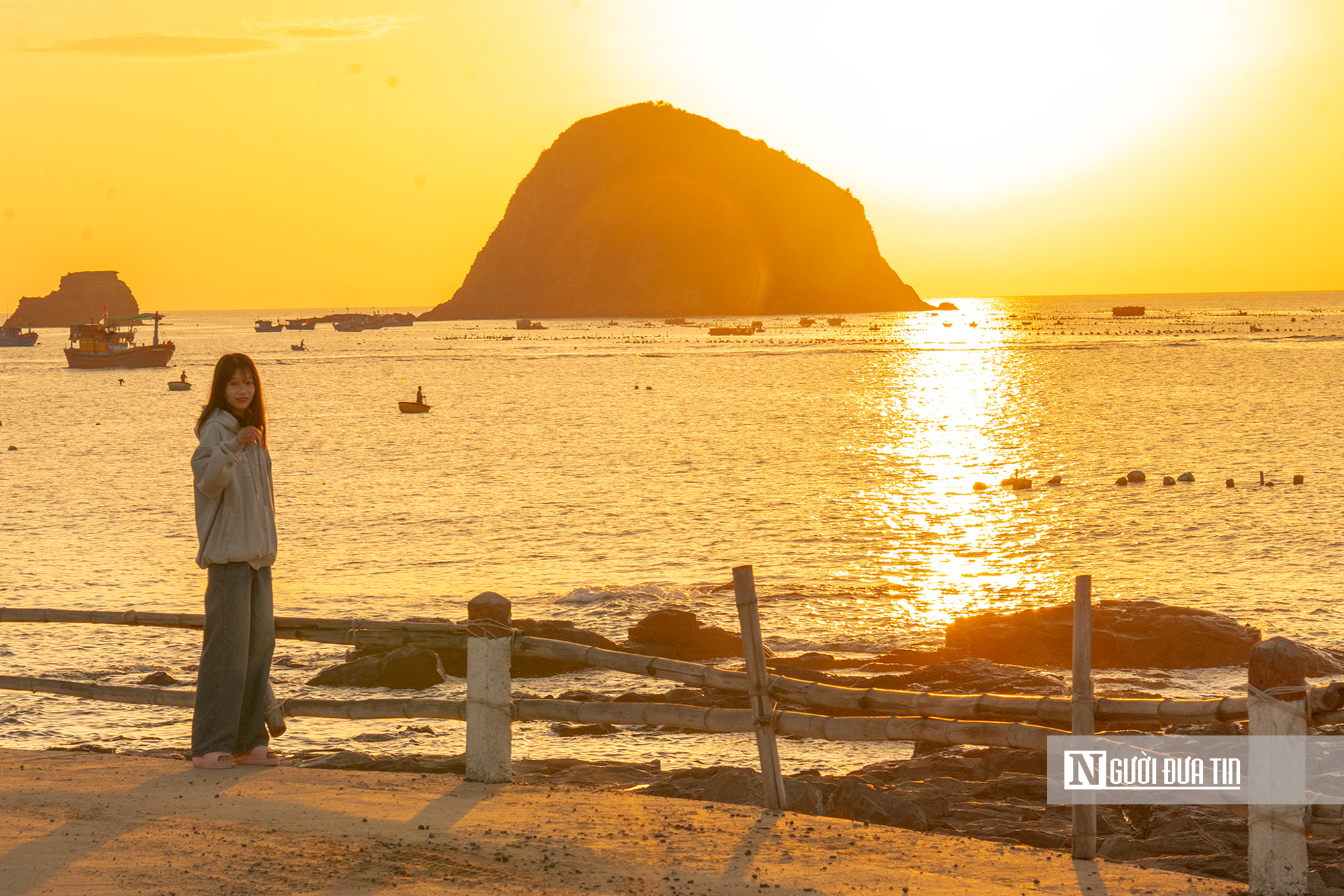 Du kh&aacute;ch &ugrave;n &ugrave;n đến check-in cung đường ven biển như tranh vẽ ở Đắk Lắk- Ảnh 3.