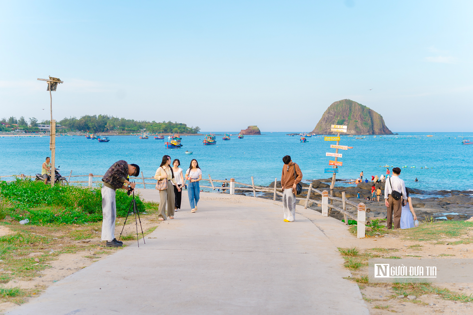 Du kh&aacute;ch &ugrave;n &ugrave;n đến check-in cung đường ven biển như tranh vẽ ở Đắk Lắk- Ảnh 4.