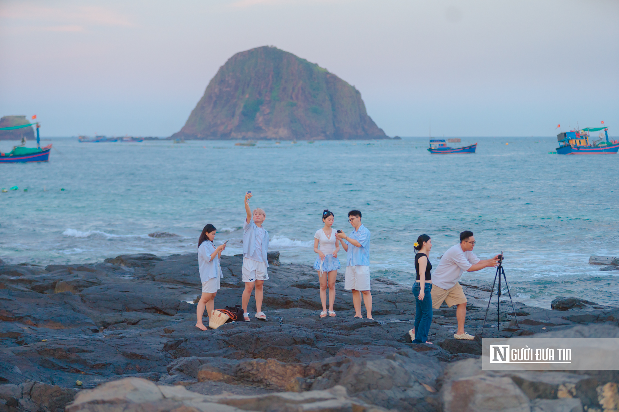 Du kh&aacute;ch &ugrave;n &ugrave;n đến check-in cung đường ven biển như tranh vẽ ở Đắk Lắk- Ảnh 6.