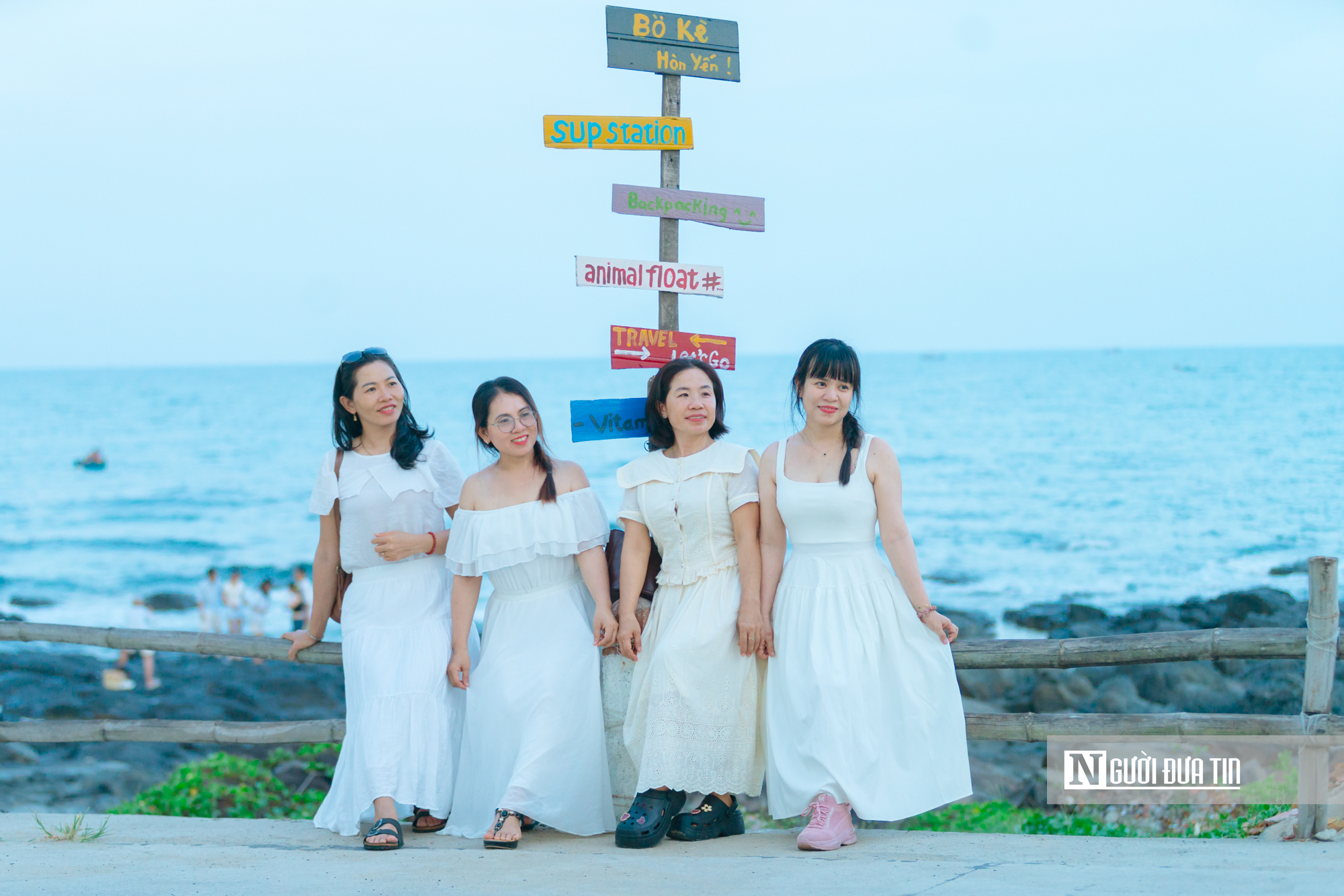 Du kh&aacute;ch &ugrave;n &ugrave;n đến check-in cung đường ven biển như tranh vẽ ở Đắk Lắk- Ảnh 9.