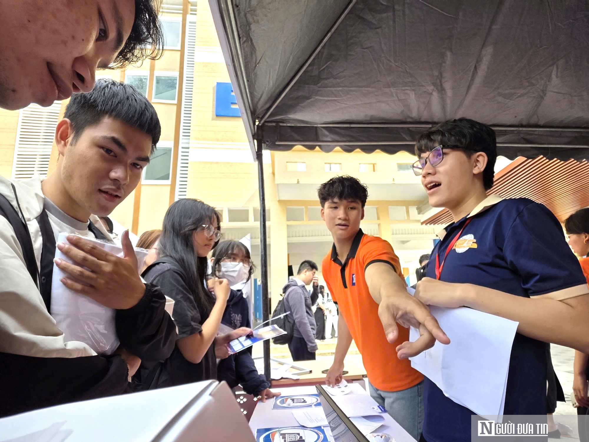 Sinh viên chen chân tìm cơ hội tại ngày hội việc làm logistics lớn nhất năm- Ảnh 5.