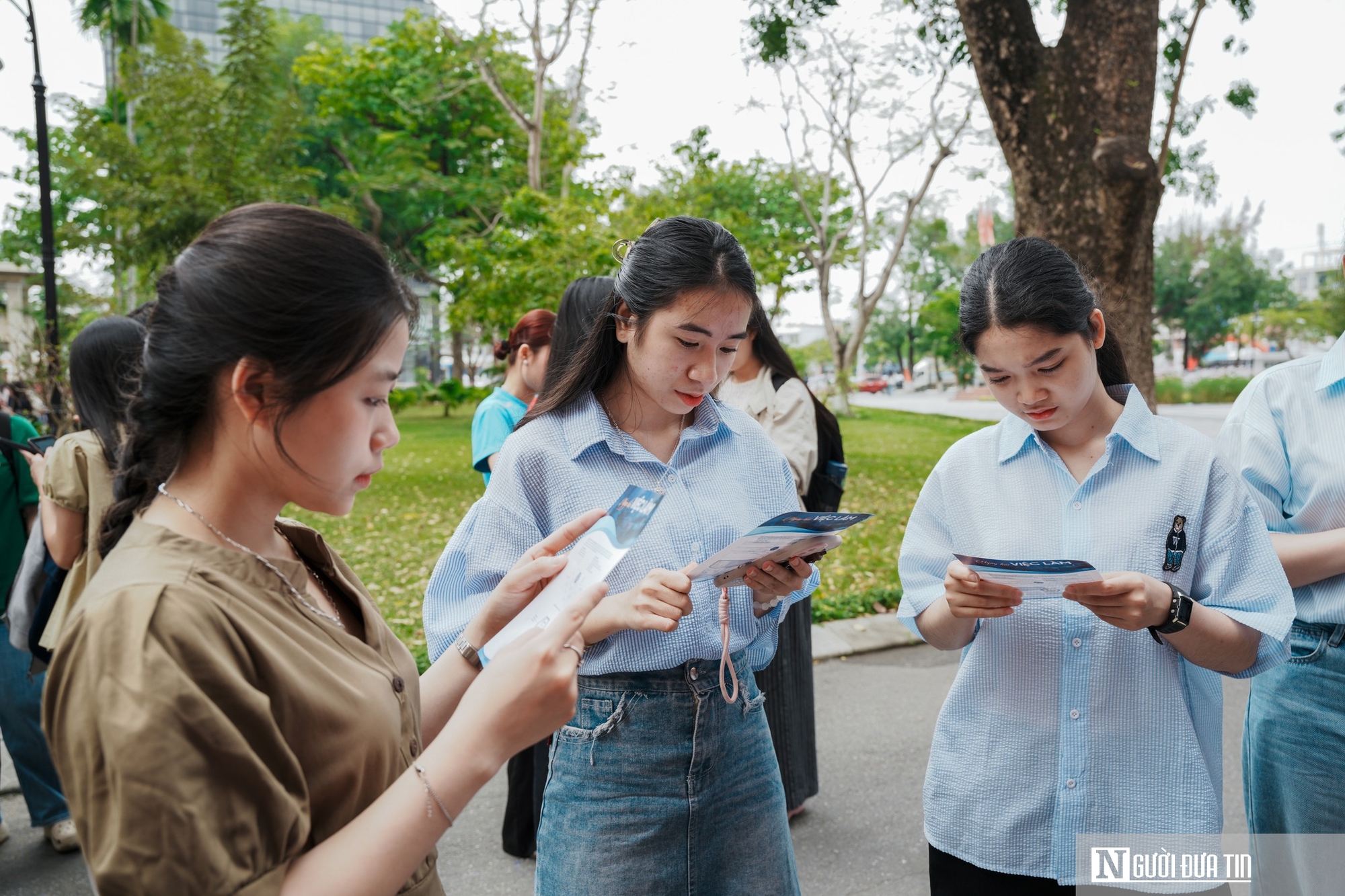 Sinh viên chen chân tìm cơ hội tại ngày hội việc làm logistics lớn nhất năm- Ảnh 6.