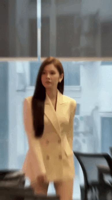 Trở lại sau 5 năm vắng bóng, nữ MC xinh đẹp biến phim trường thành sàn diễn thời trang - Ảnh 6.