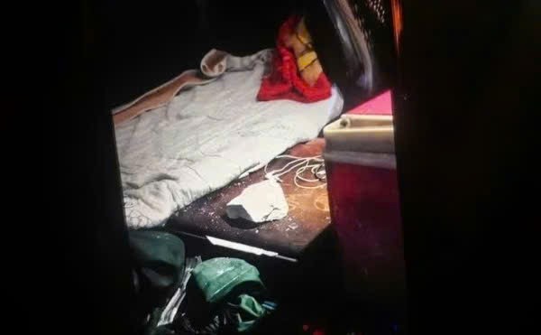 Cận cảnh hàng loạt xe đi trên cao tốc bị ném đá vỡ kính, bay vào buồng lái- Ảnh 2. Cận cảnh hàng loạt xe đi trên cao tốc bị ném đá vỡ kính, bay vào buồng lái- Ảnh 2.