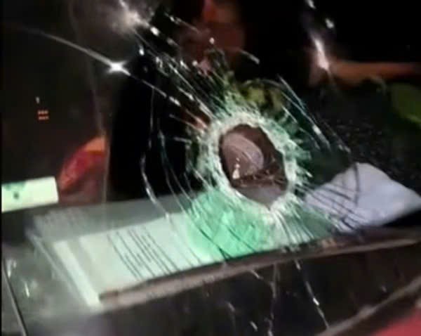 Cận cảnh hàng loạt xe đi trên cao tốc bị ném đá vỡ kính, bay vào buồng lái- Ảnh 3. Cận cảnh hàng loạt xe đi trên cao tốc bị ném đá vỡ kính, bay vào buồng lái- Ảnh 3.