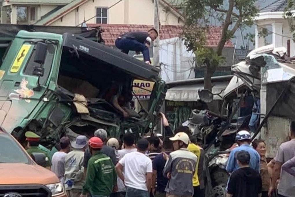 Tai nạn liên hoàn nghiêm trọng trên quốc lộ 1 khiến 3 ô tô biến dạng, tài xế mắc kẹt tử vong trong cabin- Ảnh 3. Tai nạn liên hoàn nghiêm trọng trên quốc lộ 1 khiến 3 ô tô biến dạng, tài xế mắc kẹt tử vong trong cabin- Ảnh 3.