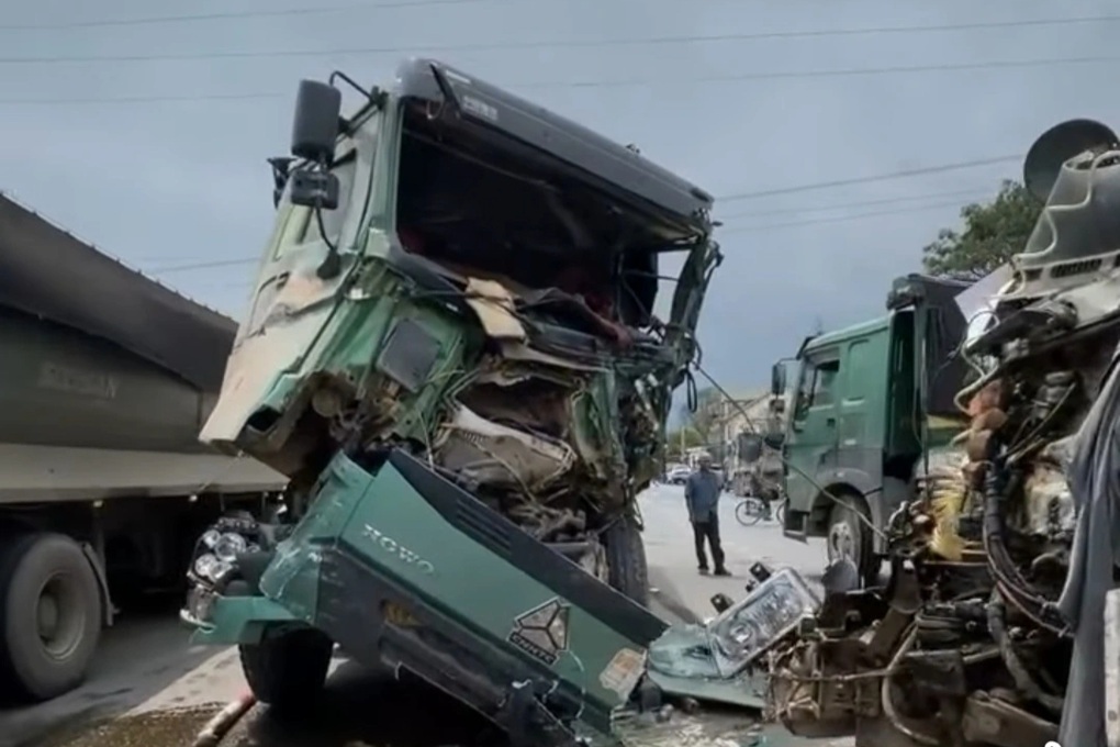 Tai nạn liên hoàn nghiêm trọng trên quốc lộ 1 khiến 3 ô tô biến dạng, tài xế mắc kẹt tử vong trong cabin- Ảnh 2. Tai nạn liên hoàn nghiêm trọng trên quốc lộ 1 khiến 3 ô tô biến dạng, tài xế mắc kẹt tử vong trong cabin- Ảnh 2.