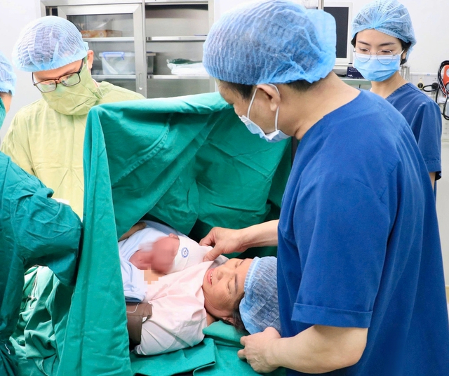 Sản phụ 60 tuổi sinh con trai 2,8 kg - Ảnh 1.