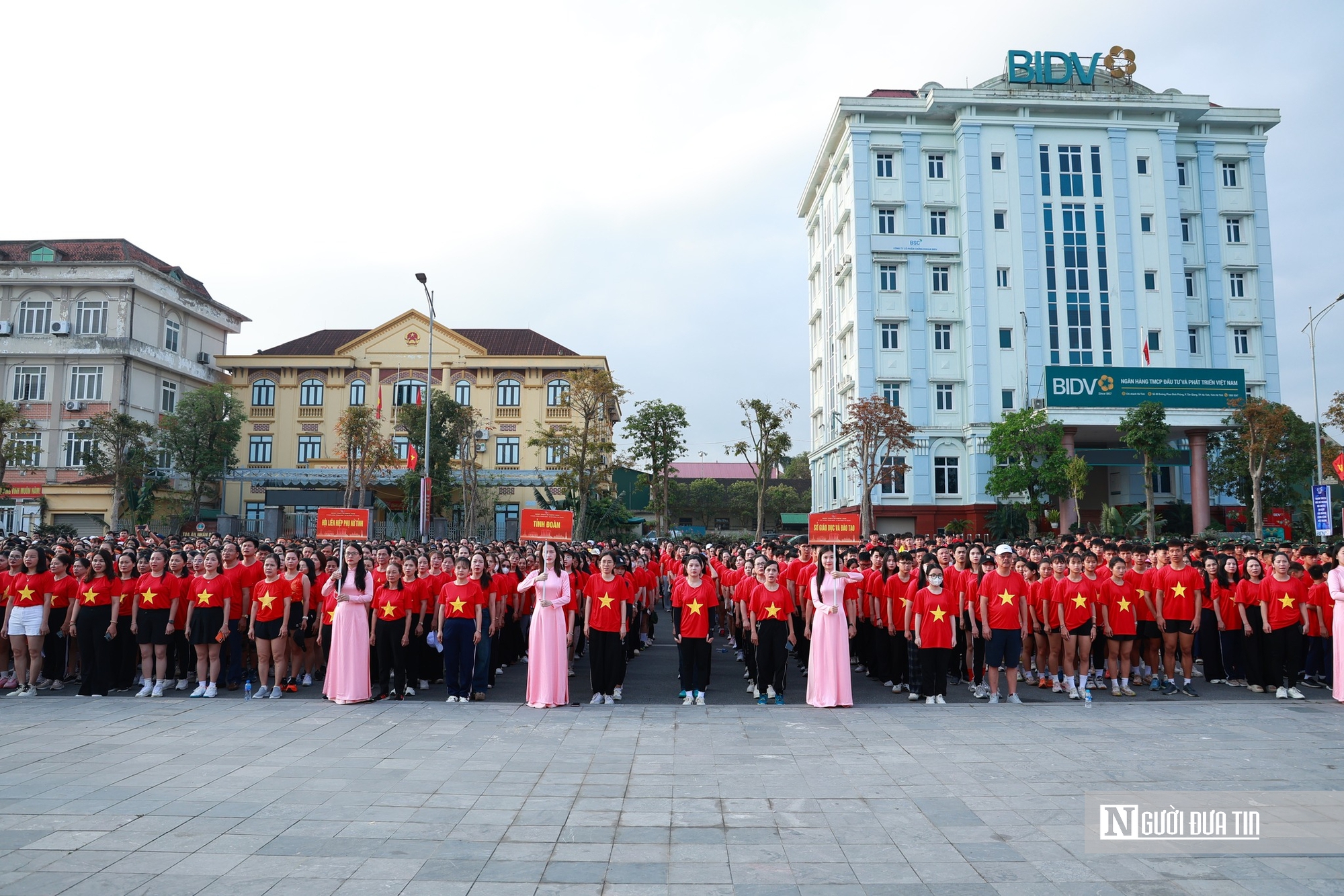 H&agrave;ng ngh&igrave;n người d&acirc;n H&agrave; Tĩnh kho&aacute;c l&ecirc;n m&igrave;nh &aacute;o Cờ đỏ sao v&agrave;ng tham gia Ng&agrave;y chạy Olympic 2026- Ảnh 1.