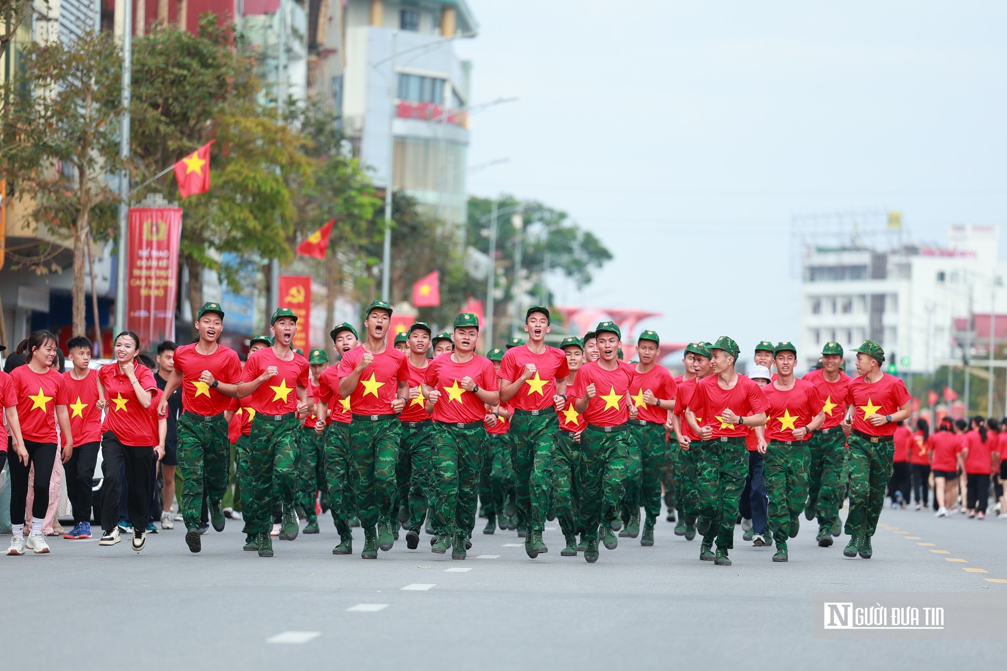 H&agrave;ng ngh&igrave;n người d&acirc;n H&agrave; Tĩnh kho&aacute;c l&ecirc;n m&igrave;nh &aacute;o Cờ đỏ sao v&agrave;ng tham gia Ng&agrave;y chạy Olympic 2026- Ảnh 4.