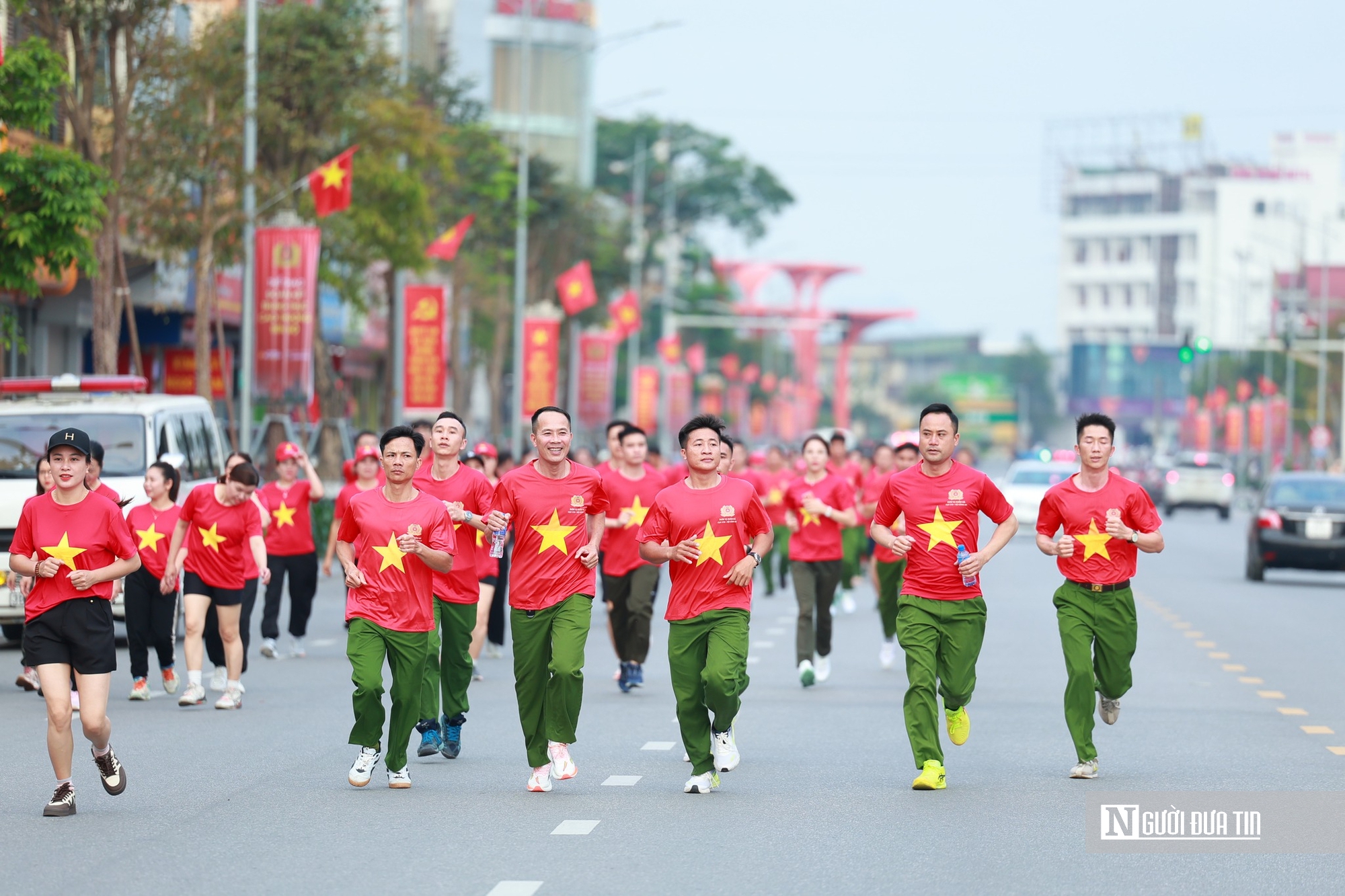 H&agrave;ng ngh&igrave;n người d&acirc;n H&agrave; Tĩnh kho&aacute;c l&ecirc;n m&igrave;nh &aacute;o Cờ đỏ sao v&agrave;ng tham gia Ng&agrave;y chạy Olympic 2026- Ảnh 7.