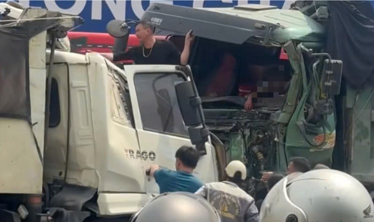 Tai nạn liên hoàn nghiêm trọng trên quốc lộ 1 khiến 3 ô tô biến dạng, tài xế mắc kẹt tử vong trong cabin- Ảnh 1.