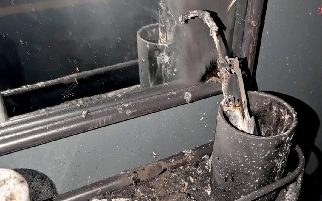 Bàn Chải Đánh Răng Điện Phát Nổ Gây Cháy, Phụ Nữ Anh Thoát Chết Trong Gang Tấc
