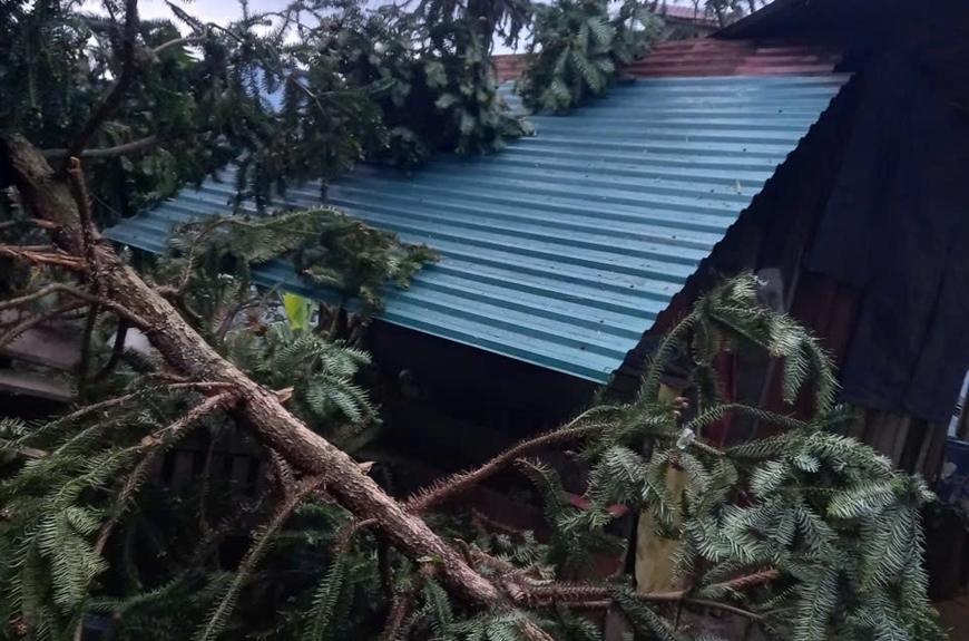 Cảnh b&aacute;o d&ocirc;ng lốc c&oacute; thể ập xuống nhiều nơi ở Lai Ch&acirc;u sau khi h&agrave;ng chục nh&agrave; d&acirc;n bị tốc m&aacute;i- Ảnh 1.