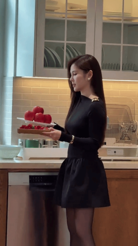 Trở lại sau 5 năm vắng b&oacute;ng, nữ MC xinh đẹp biến phim trường th&agrave;nh s&agrave;n diễn thời trang - Ảnh 3.