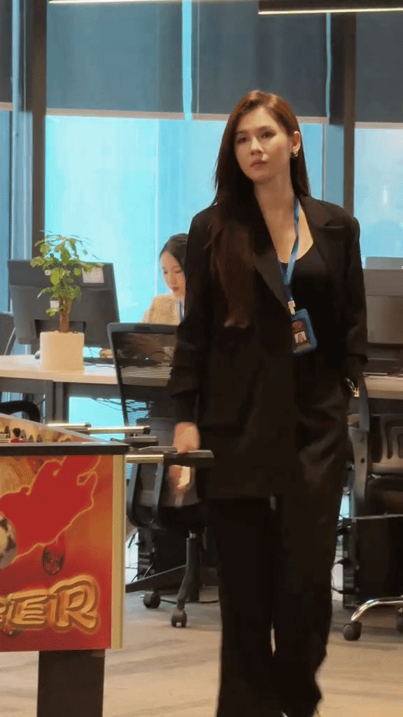 Trở lại sau 5 năm vắng b&oacute;ng, nữ MC xinh đẹp biến phim trường th&agrave;nh s&agrave;n diễn thời trang - Ảnh 2.