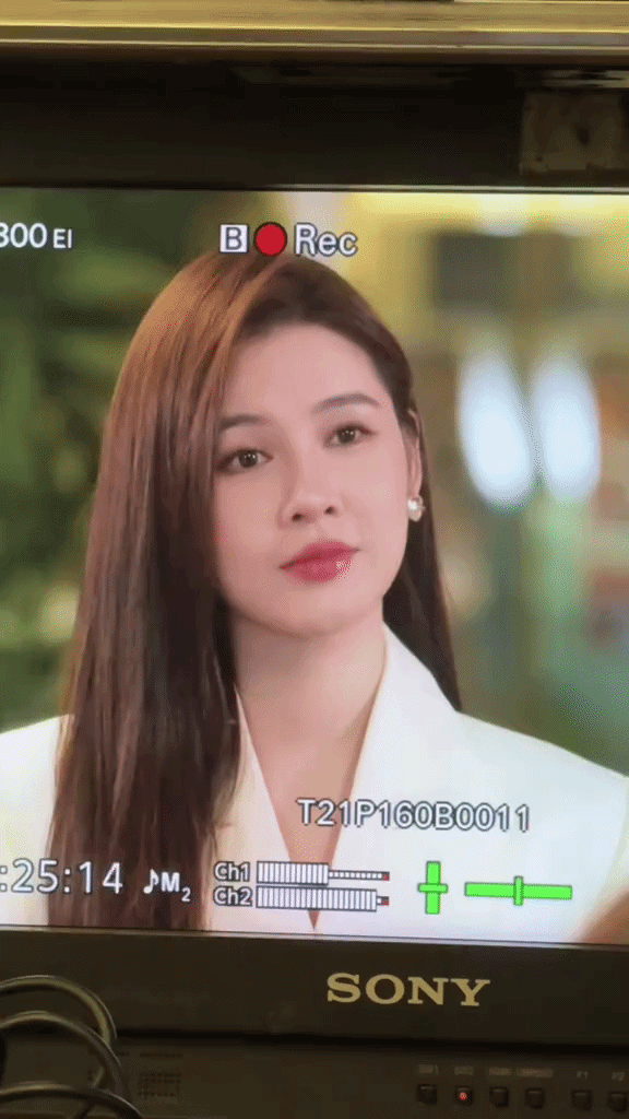 Trở lại sau 5 năm vắng b&oacute;ng, nữ MC xinh đẹp biến phim trường th&agrave;nh s&agrave;n diễn thời trang - Ảnh 4.