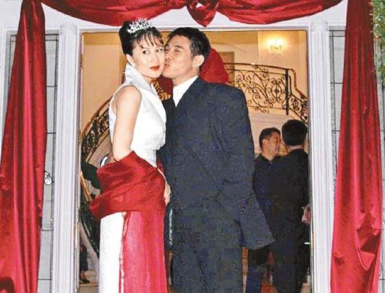 Ng&ocirc;i sao v&otilde; thuật h&agrave;ng đầu xứ Cảng thơm v&agrave; h&ocirc;n nh&acirc;n 27 năm với người vợ hơn tuổi - Ảnh 3.