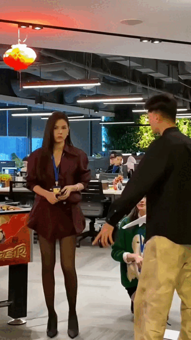 Trở lại sau 5 năm vắng b&oacute;ng, nữ MC xinh đẹp biến phim trường th&agrave;nh s&agrave;n diễn thời trang - Ảnh 8.