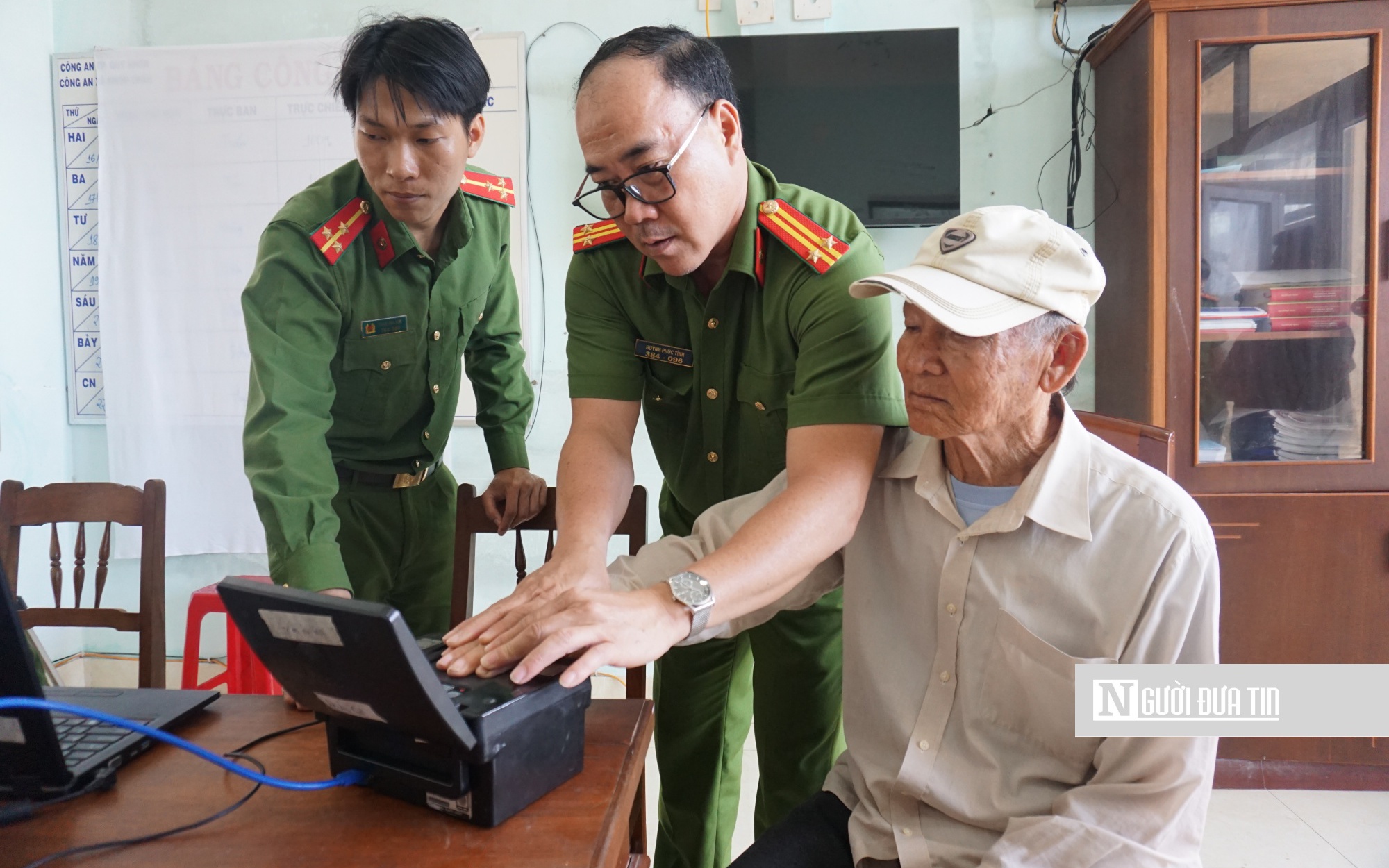 Công an Gia Lai ra đảo Nhơn Châu hỗ trợ dân làm căn cước và kích hoạt VNeID