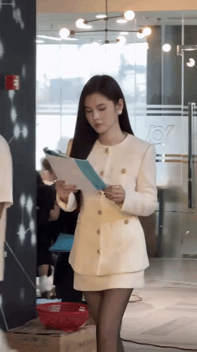 Trở lại sau 5 năm vắng bóng, nữ MC xinh đẹp biến phim trường thành sàn diễn thời trang - Ảnh 7.