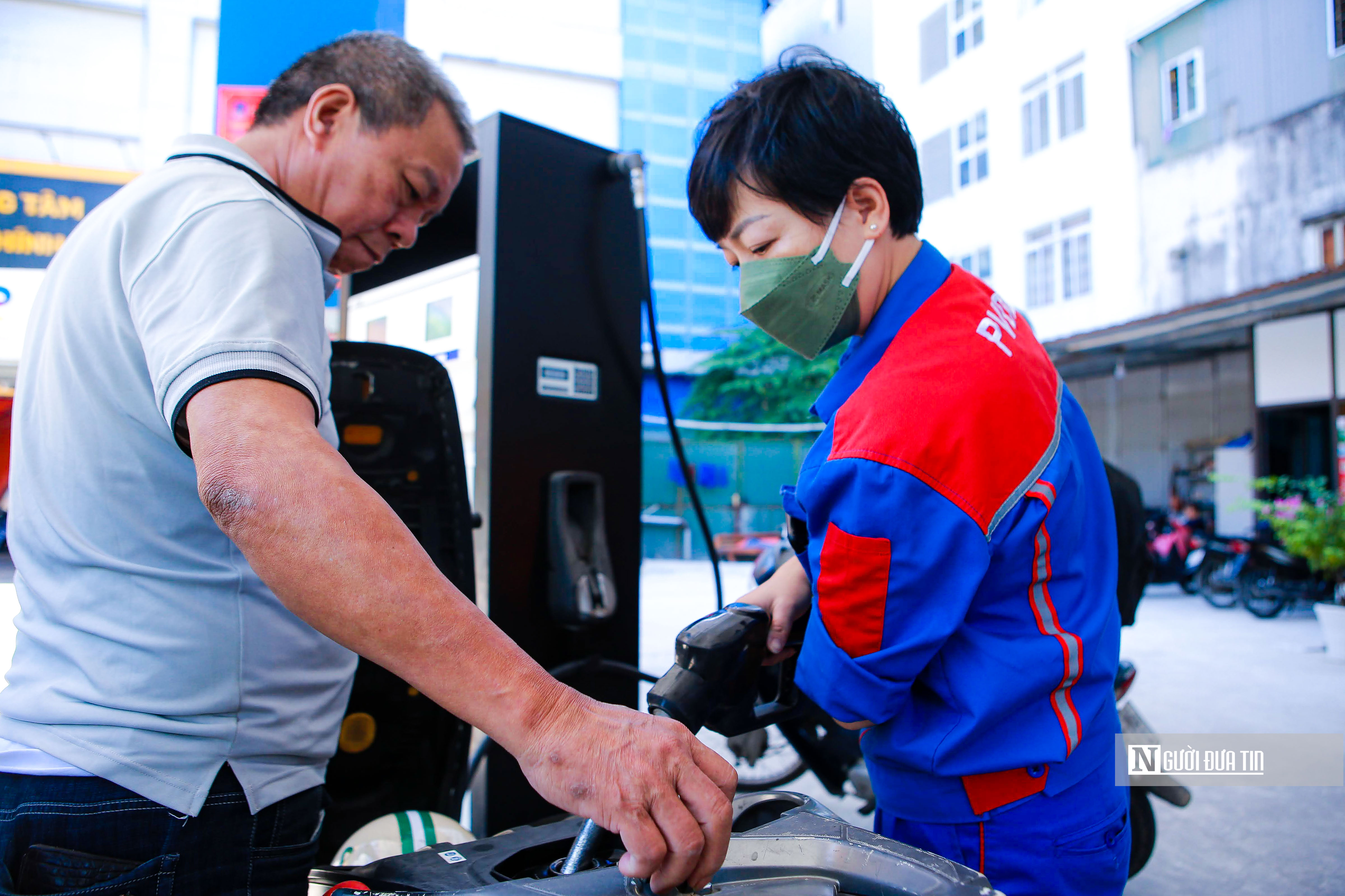 Bộ Chính trị yêu cầu bảo đảm nguồn cung, giá nhiên liệu ổn định trong tình hình mới - Ảnh 1.