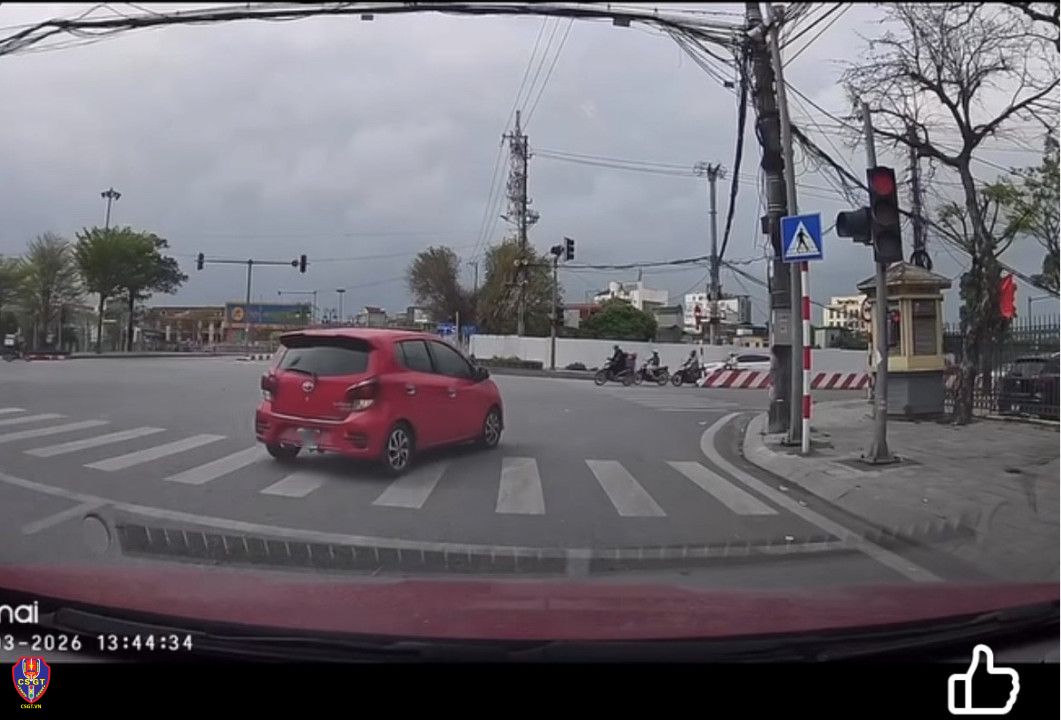 Vượt đèn đỏ, tài xế ô tô bị phạt 19 triệu từ phản ánh trên Vnetraffi - Ảnh 1.