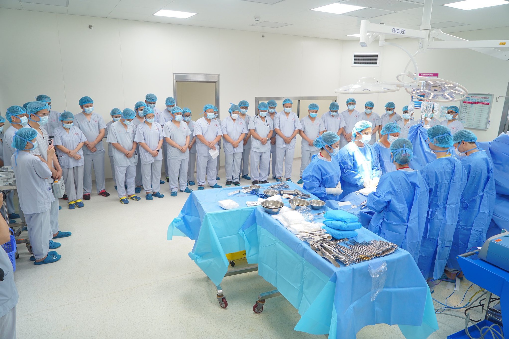 Giọt nước mắt tiễn biệt chàng trai trẻ và 6