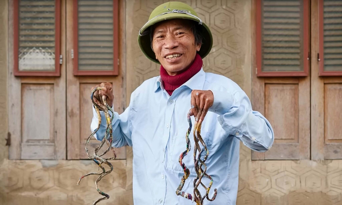 Ông Lưu Công Huyền lập kỷ lục Guinness với bộ móng tay dài gần 6 mét sau 40 năm nuôi dưỡng