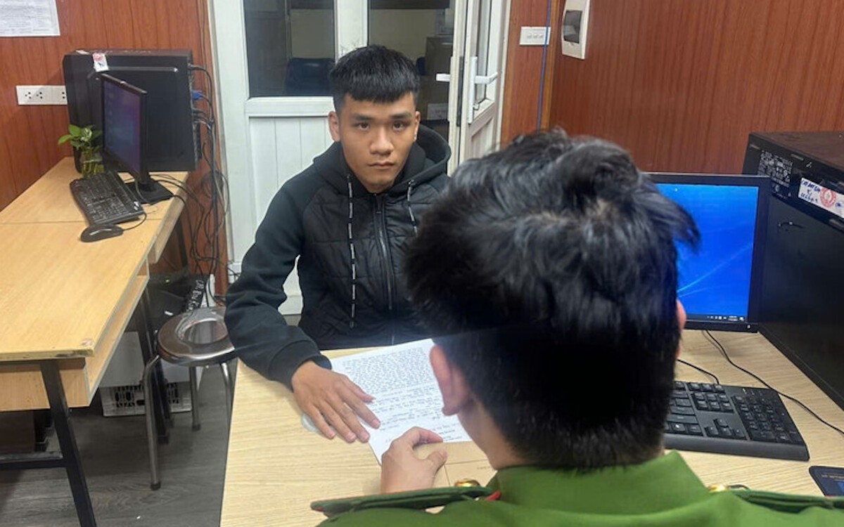 Nữ t&agrave;i xế l&aacute;i &ocirc; t&ocirc; vẫn d&ugrave;ng hai tay bấm điện thoại bị xử phạt 4-6 triệu đồng - Ảnh 2.