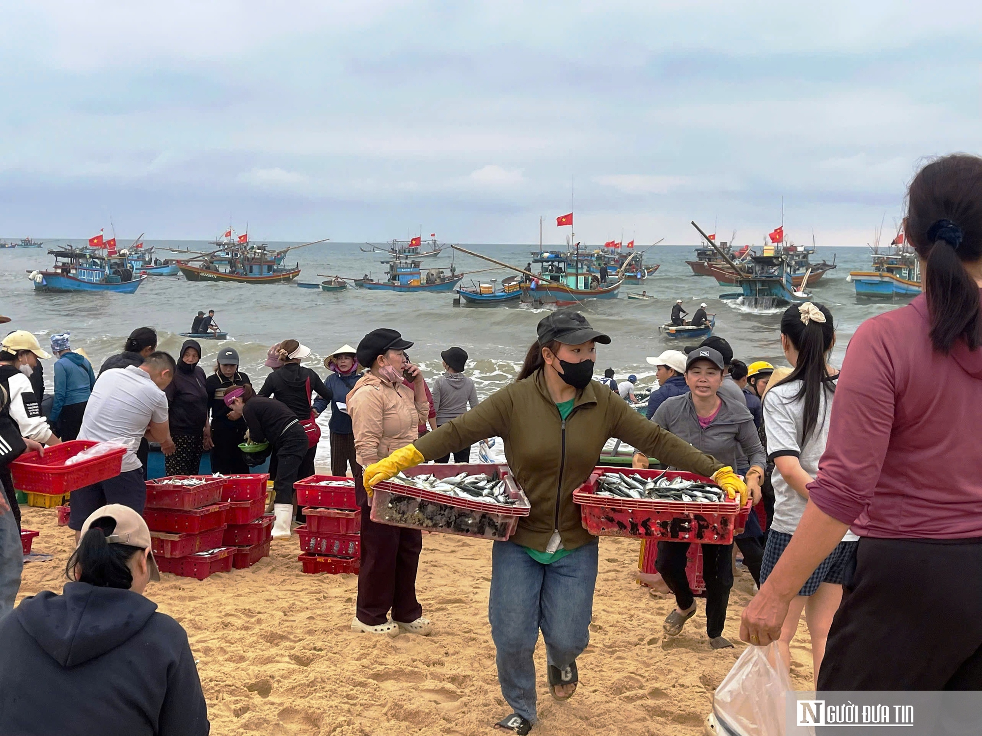 Rộn ràng cảnh mua bán “lộc biển” ngay tại bờ sau một đêm đánh bắt - Ảnh 4.