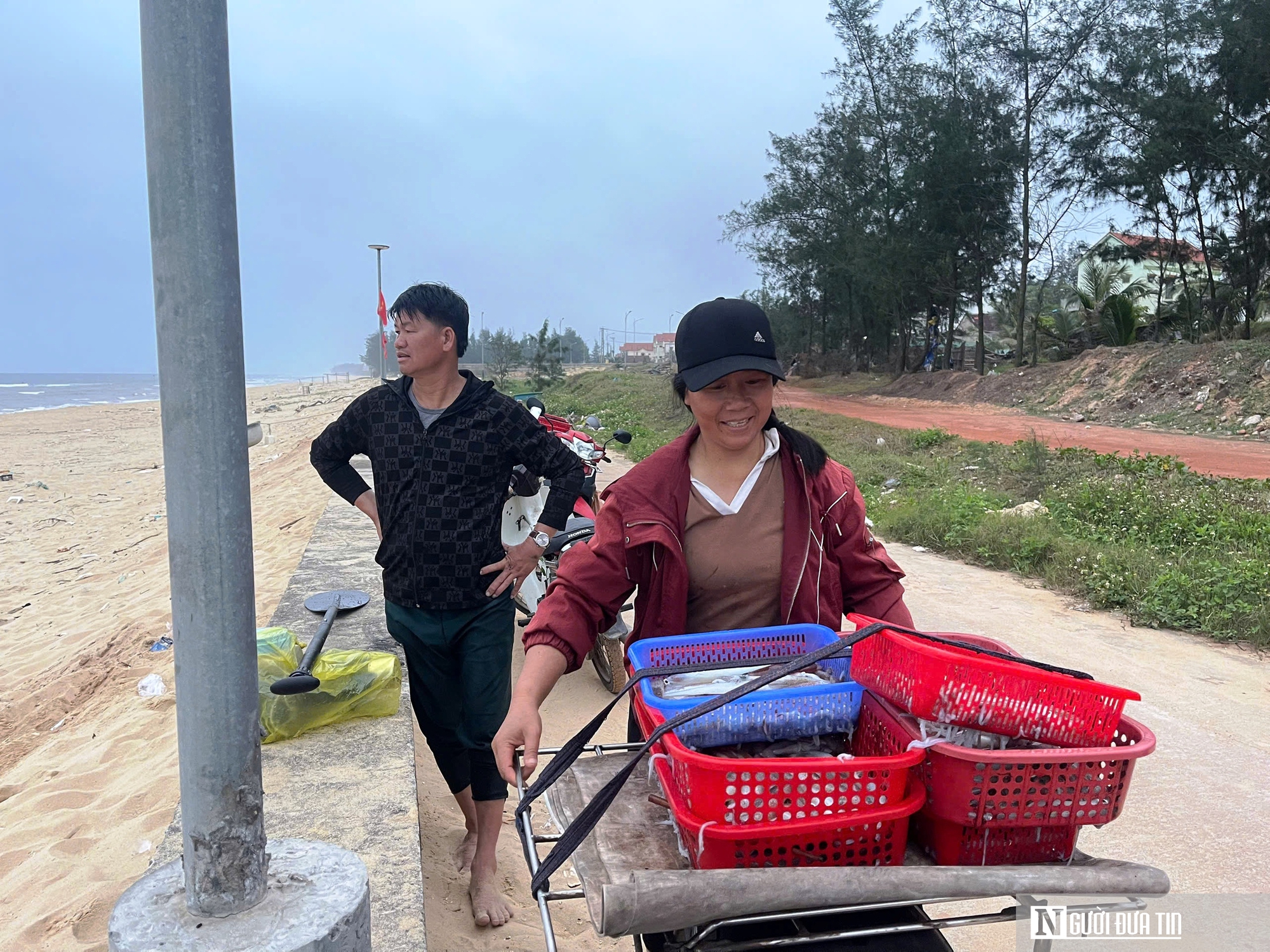 Rộn ràng cảnh mua bán “lộc biển” ngay tại bờ sau một đêm đánh bắt - Ảnh 11.