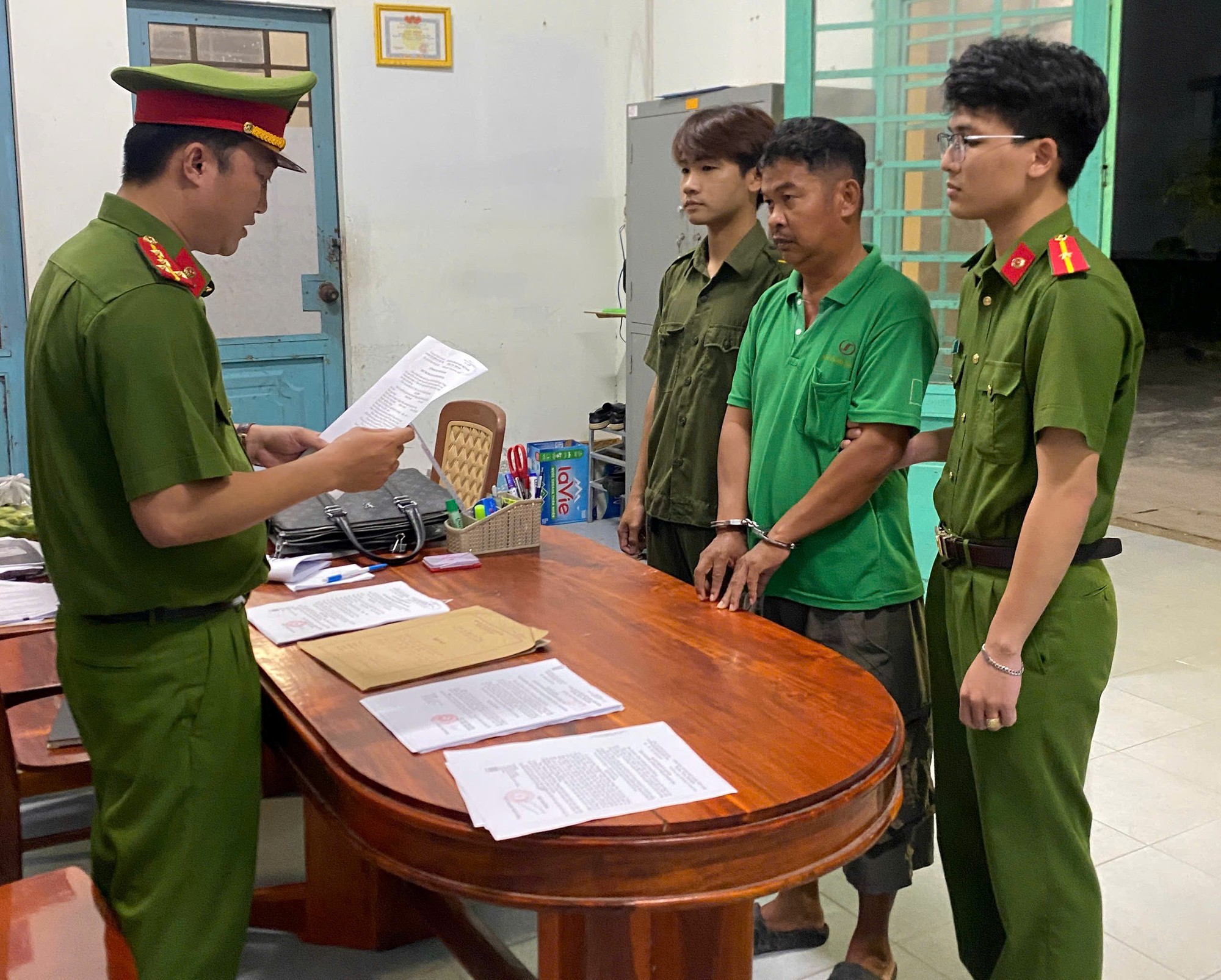 Tạm giữ "yêu râu xanh" dụ bé gái 14 tuổi qua app hẹn hò để xâm hại- Ảnh 2. Tạm giữ "yêu râu xanh" dụ bé gái 14 tuổi qua app hẹn hò để xâm hại- Ảnh 2.