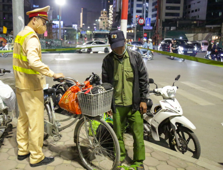 Không có “vùng cấm” xử lý nồng độ cồn: Đi xe đạp vi phạm cũng bị xử lý nghiêm - Ảnh 1.