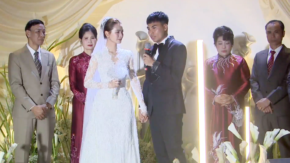 MC Mù Tạt xúc động bật khóc trong lễ cưới với cầu thủ Đức Huy - Ảnh 3.