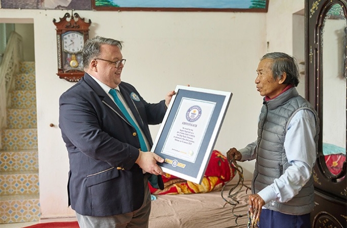 Người đàn ông Việt lập kỷ lục Guinness móng tay dài nhất thế giới - Ảnh 2.