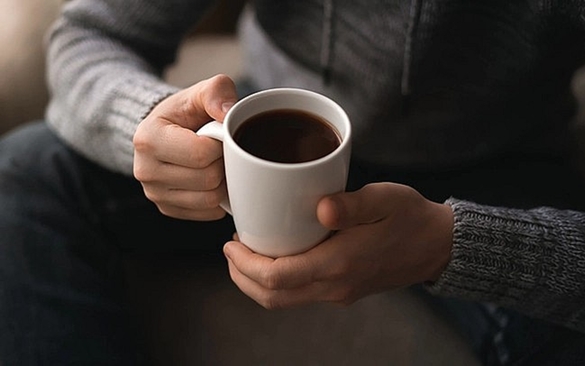 Người đàn ông 53 tuổi nguy kịch sau cơn nhồi máu cơ tim do thói quen uống 10 ly cà phê mỗi ngày