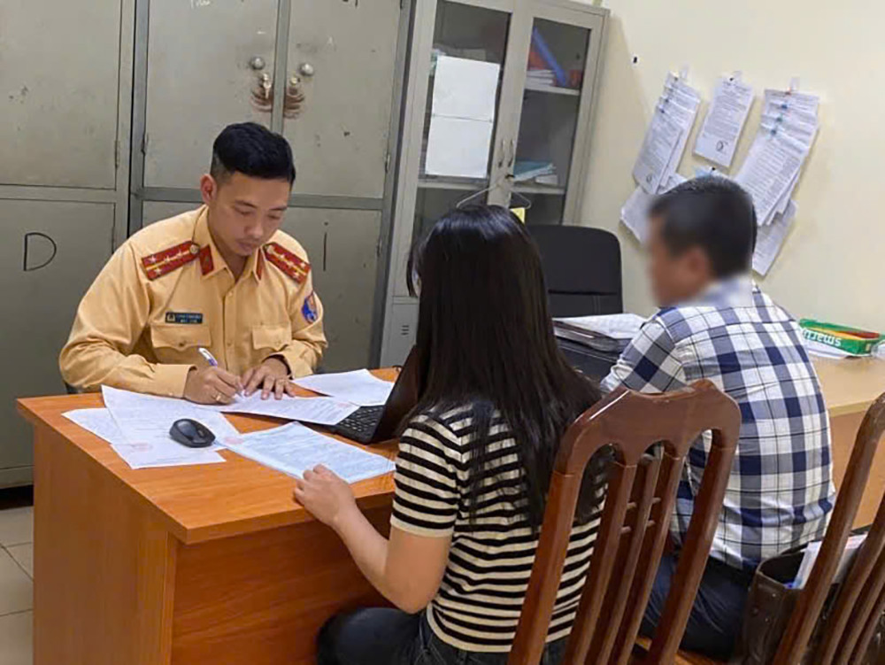 Nữ tài xế lái ô tô vẫn dùng hai tay bấm điện thoại bị xử phạt 4-6 triệu đồng - Ảnh 1.