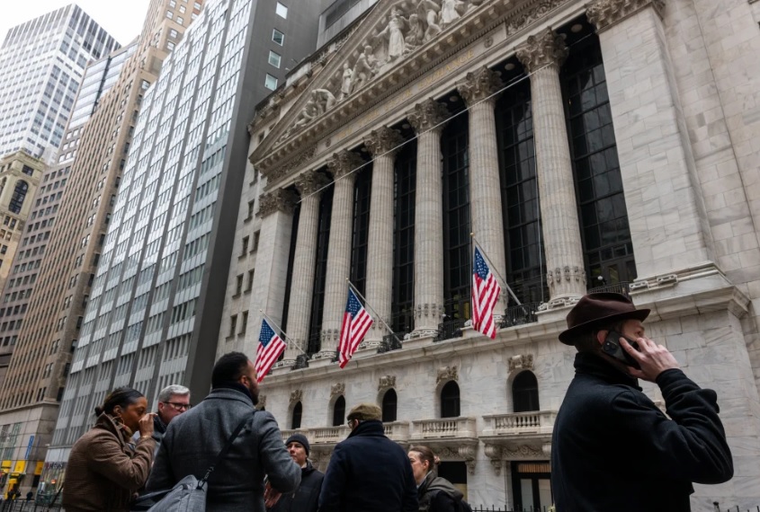 Giá dầu giảm, chứng khoán tăng mạnh sau khi Tổng thống Donald Trump hoãn tấn công Iran - Ảnh 1.