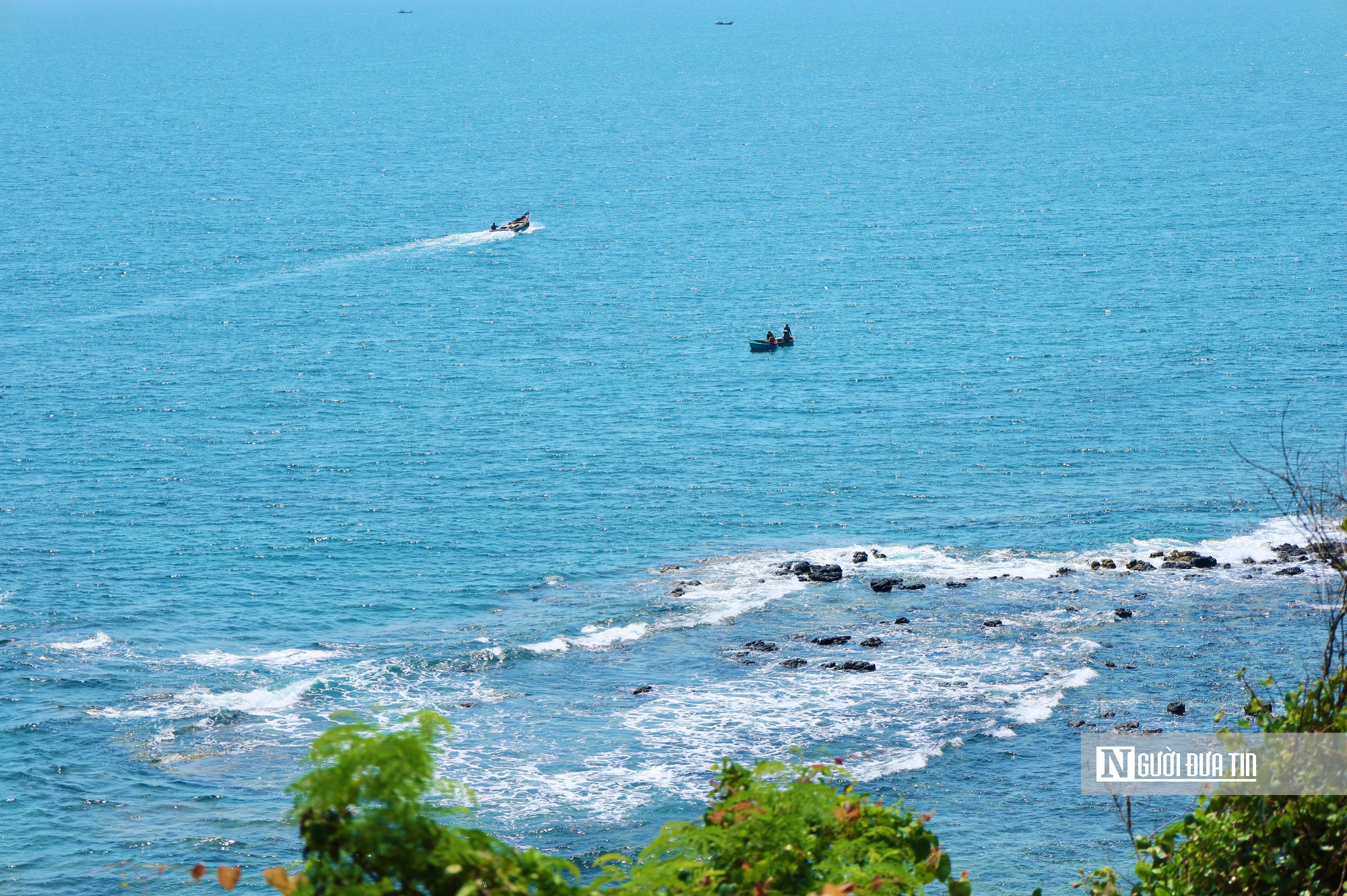 Ngọn hải đăng mang tên lạ bên bờ biển Quảng Ngãi hút khách check-in- Ảnh 8.