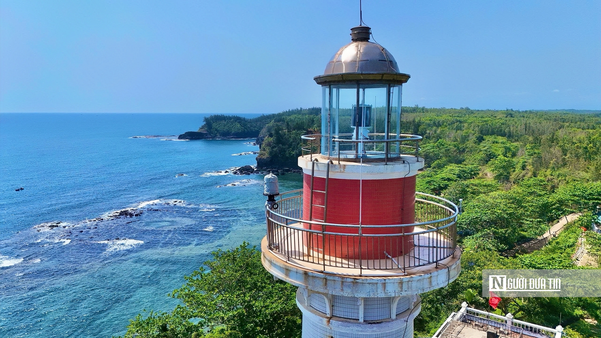 Ngọn hải đăng mang tên lạ bên bờ biển Quảng Ngãi hút khách check-in- Ảnh 5.