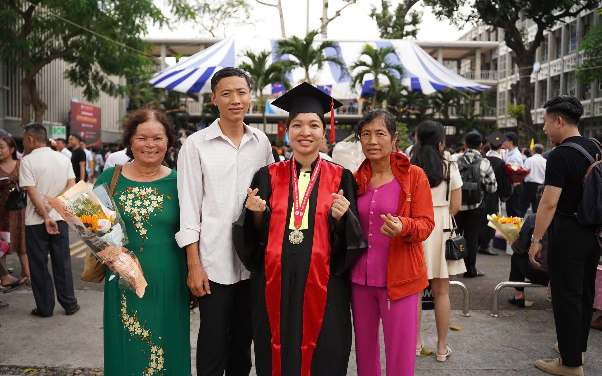 Nữ bác sĩ mang song thai 8,5 tháng vượt 250km để dự lễ tốt nghiệp đại học