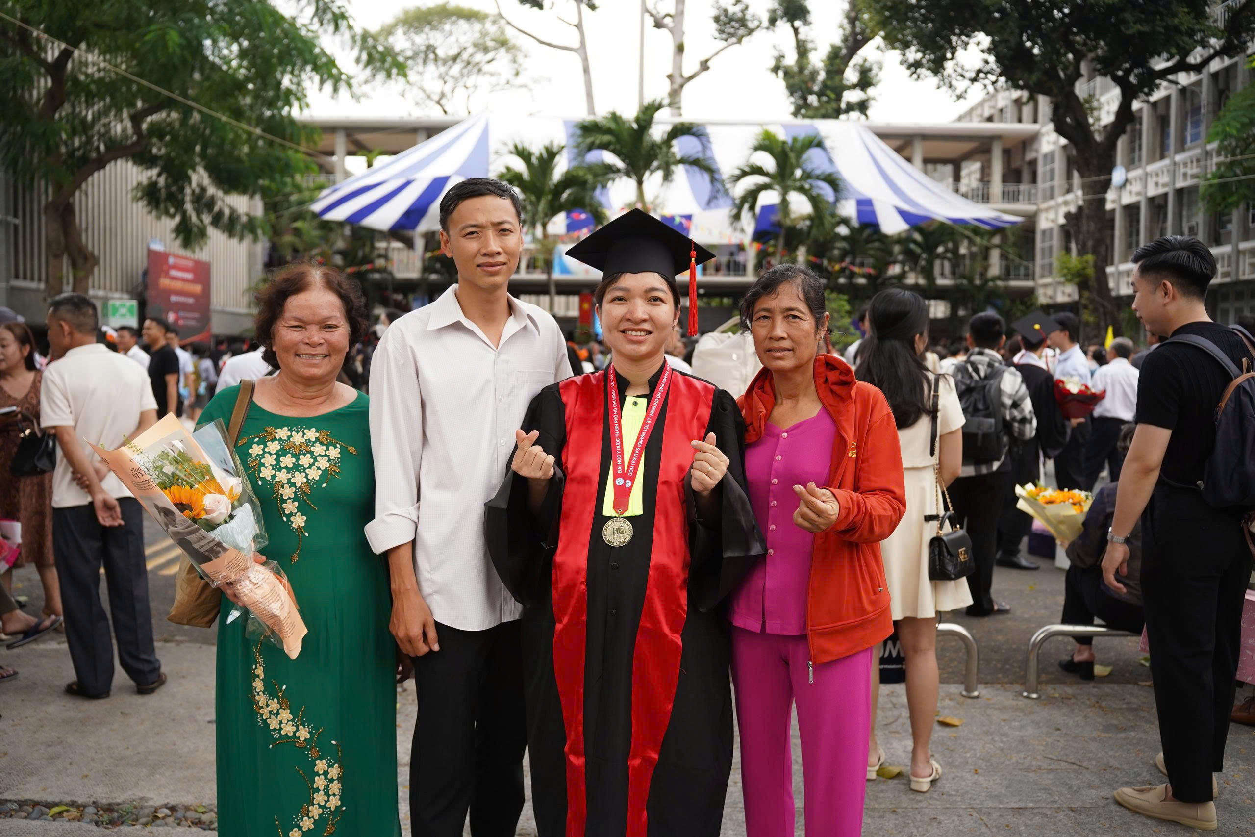 Nữ bác sĩ bầu đôi 8 tháng rưỡi vượt 250km nhận bằng: “3 mẹ con cùng tốt nghiệp” gây xúc động- Ảnh 3.